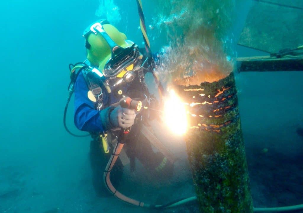 how does underwater welding work