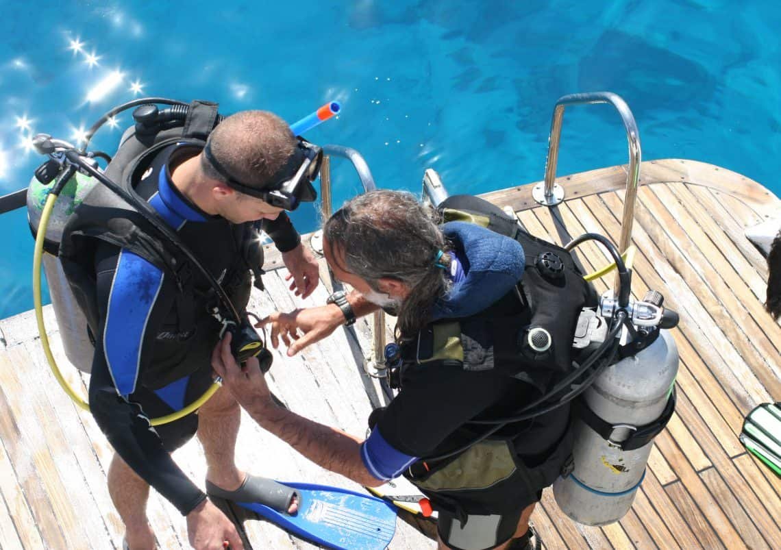 photo what should divers do for their own safety